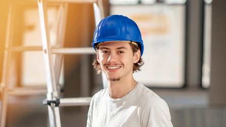 Studierender der Bauingenieurwesen auf Baustelle im dm-Markt
