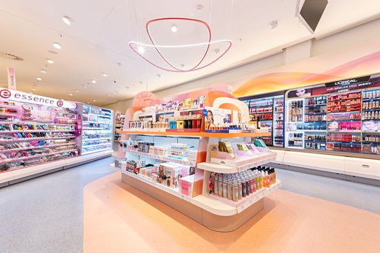 Blick ins Innere eines dm-Markts